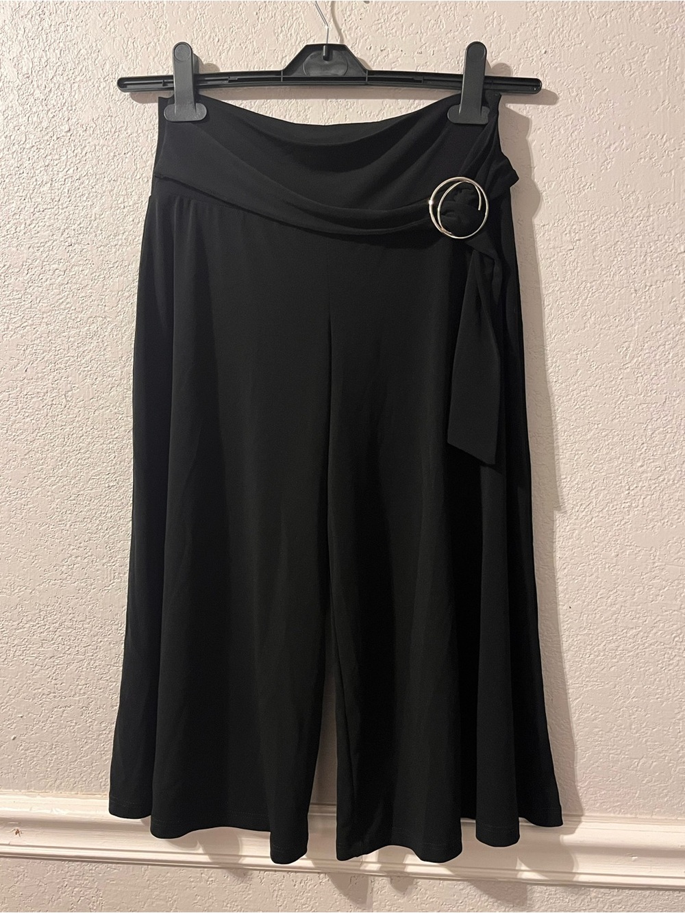 Y2K Byer California Black Wide-Leg Pull-On Capris with Silver Buckle Accent